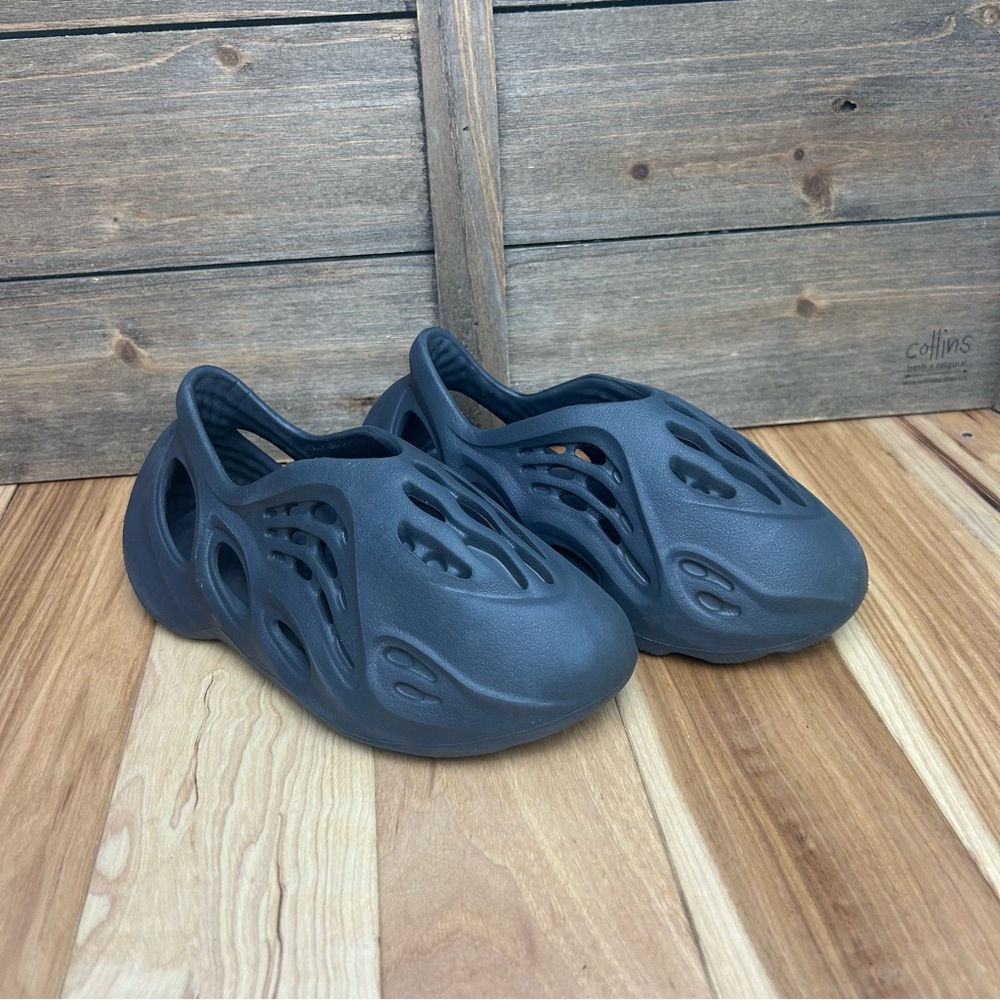 Yeezy Kids Foam Runners in Black